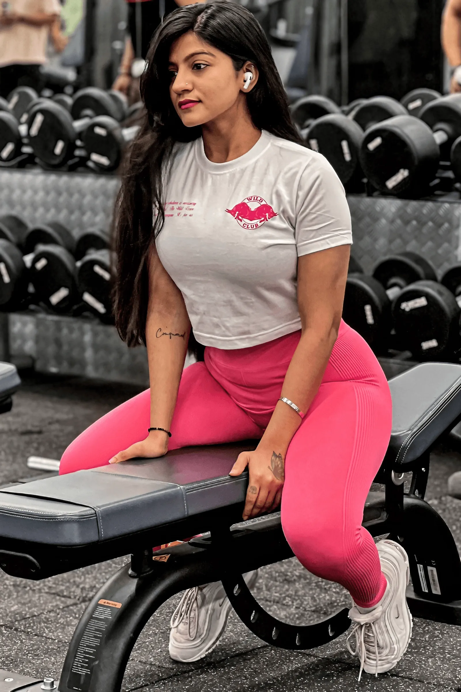 SIGNATURE MAGENTA BULL (CROPPED) TEE IN WHITE